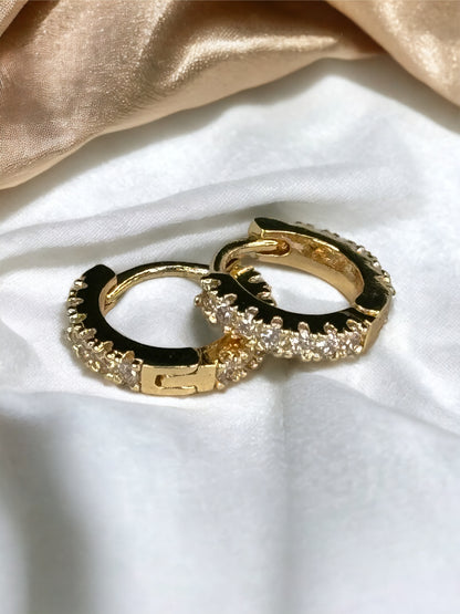 Boucle d’oreille petit anneau et strass gamme spacy ( disponible en doré et argenté )