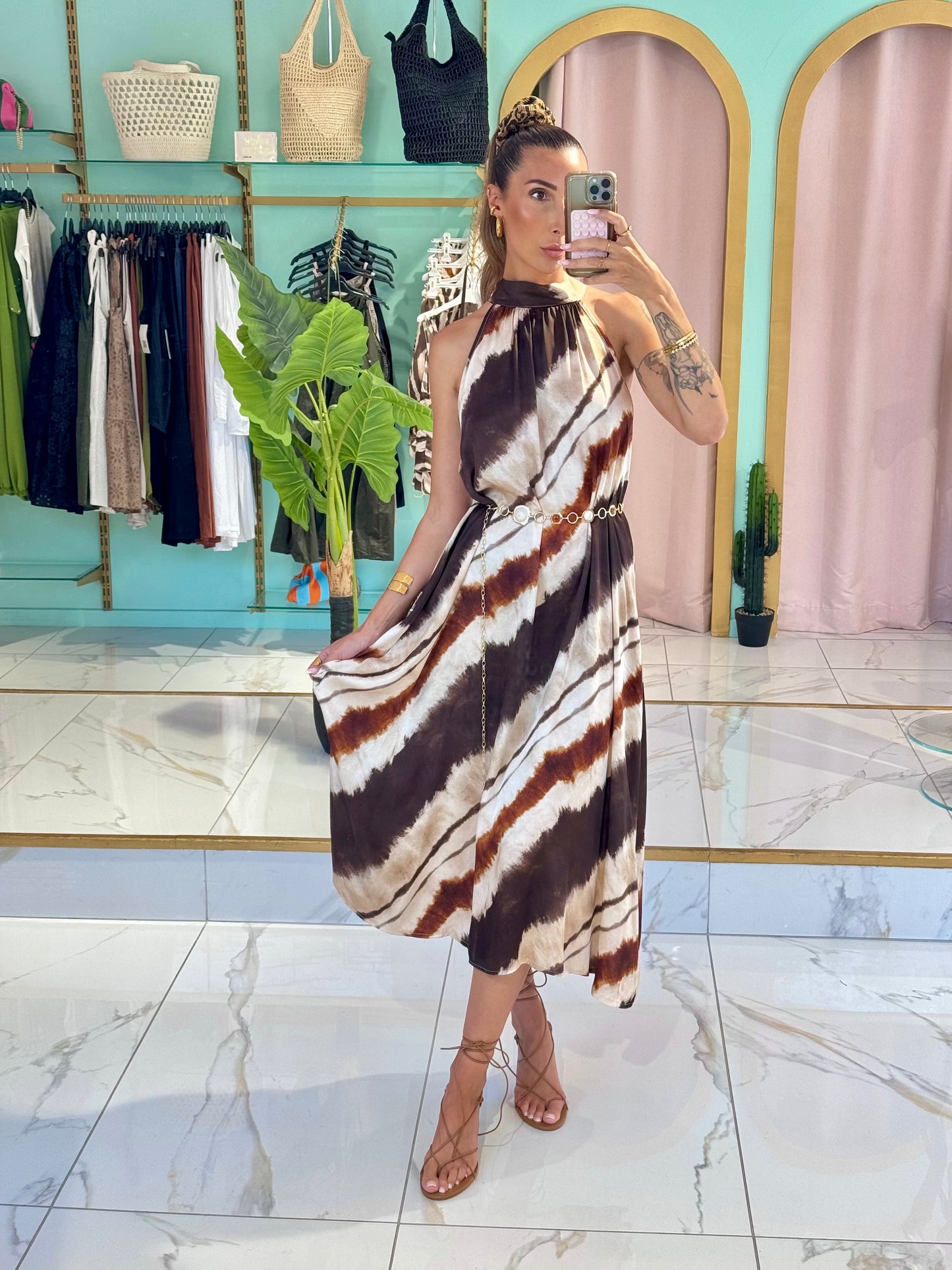 Robe longue satinée à imprimé - marron