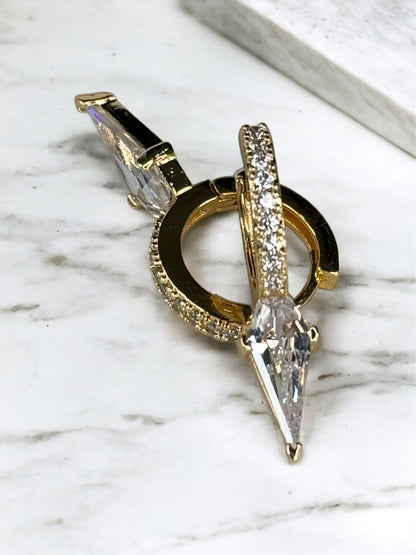 Boucle d’oreille petit anneau et triangle strass gamme spacy ( disponible en doré et argenté )