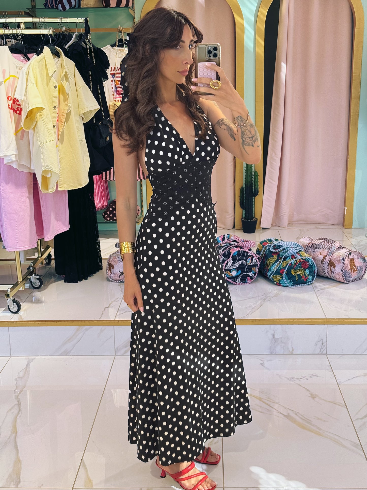 Robe longue a pois nouable dans la nuque - noire