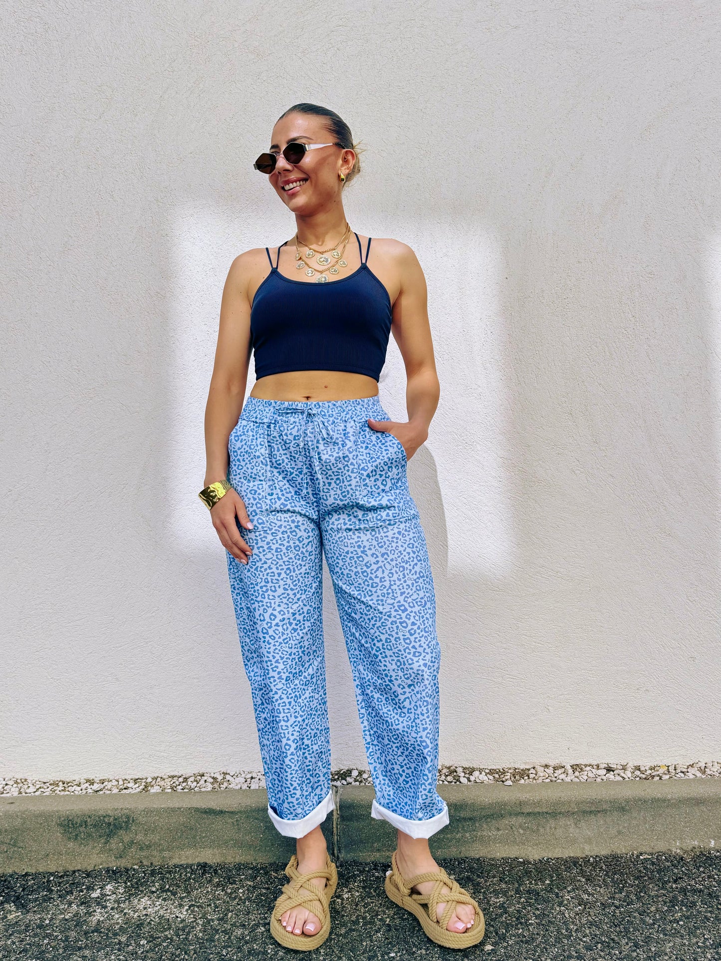 Crop Top à Coques – Dos Croisé & Maille Côtelée bleu marine