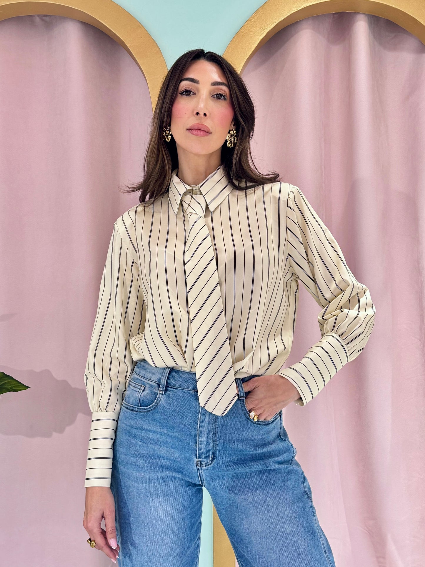 Chemise rayée avec épaulettes et cravate jaune