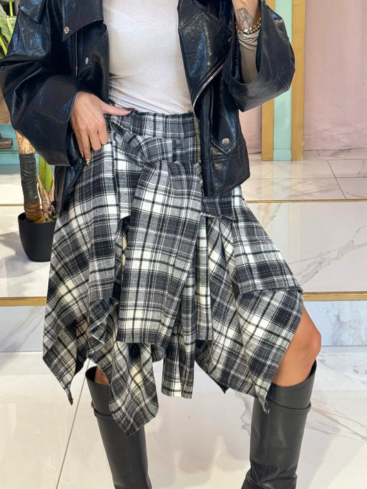 Jupe façon chemise à carreaux nouée - noire