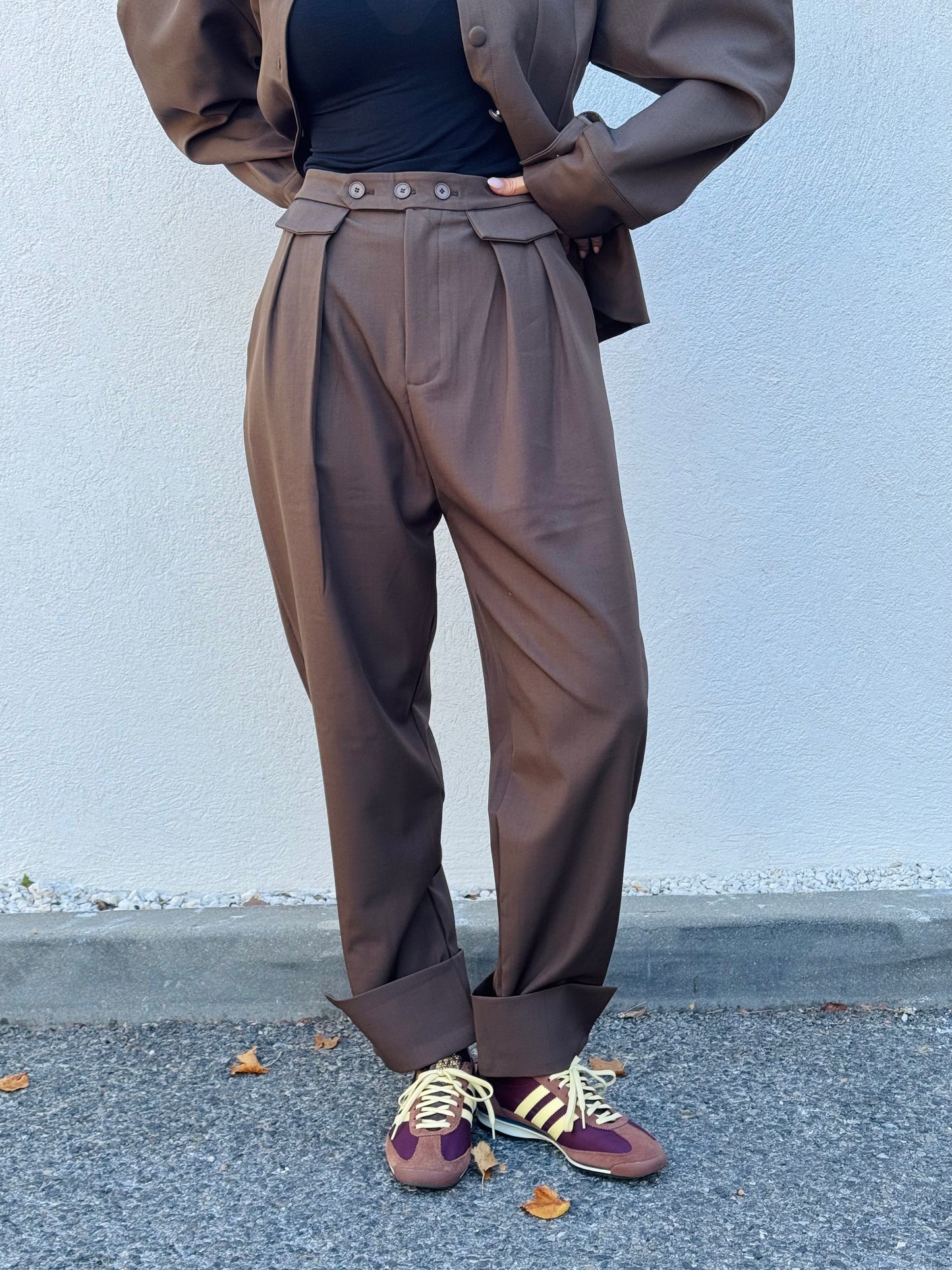 Ensemble Couture Marron Taupe – Veste à Manches Ballon & Pantalon Taille Haute