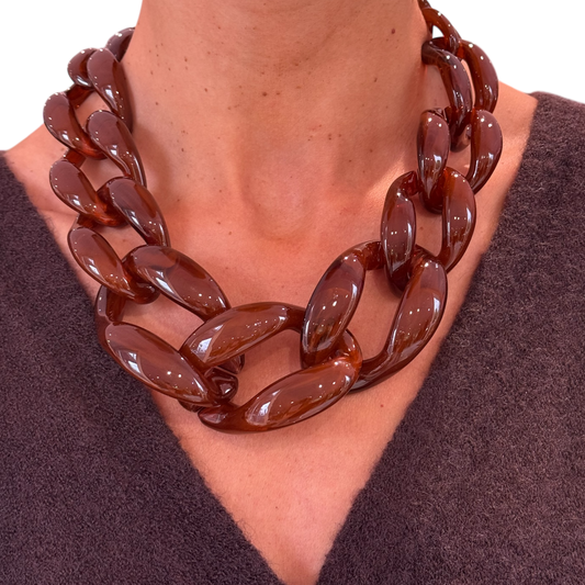 Collier maillon xl en résine chocolat au lait