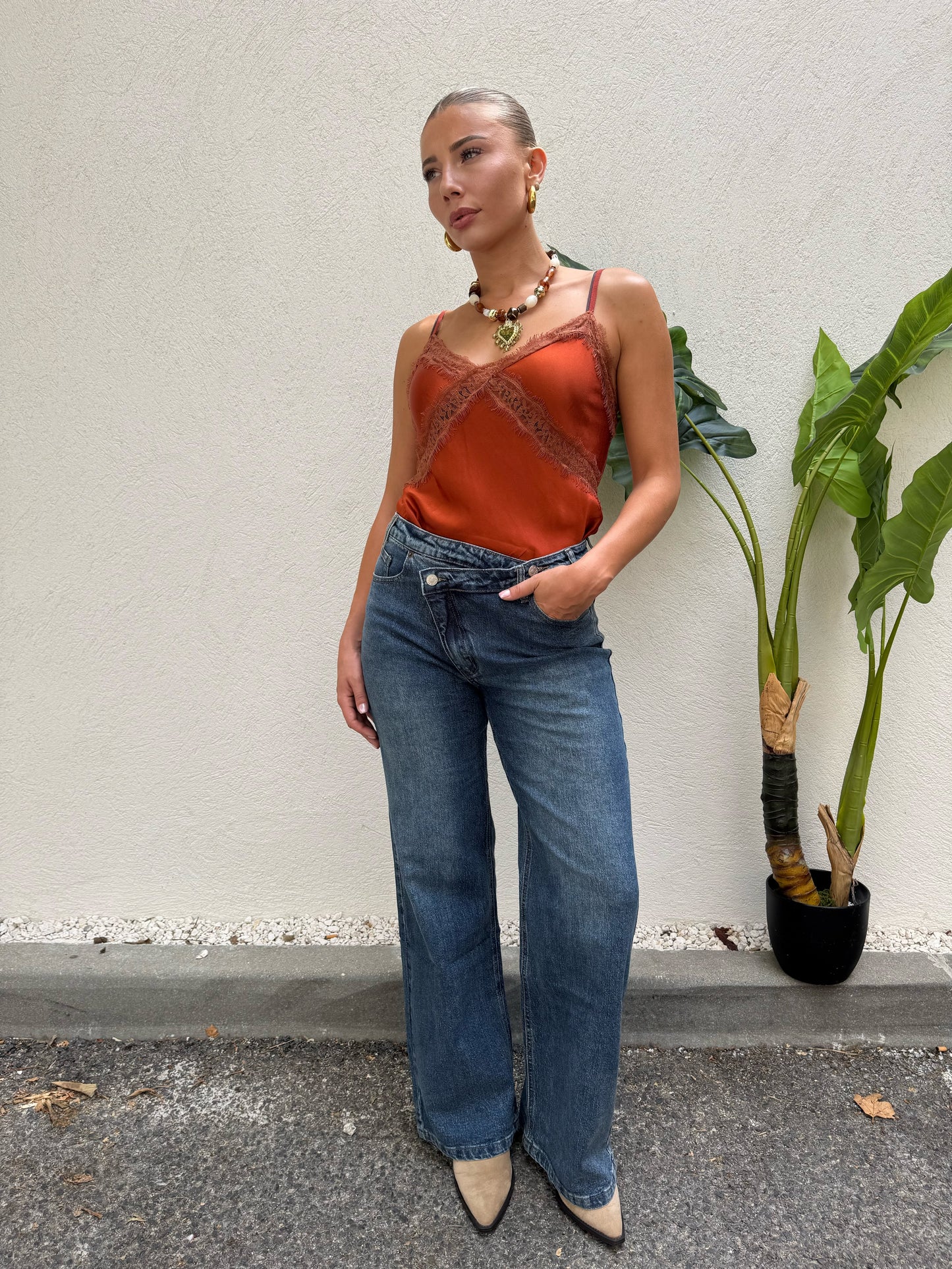 Jean Wide Leg – Boutons croisés – Coloris brut avec surpiqûres camel