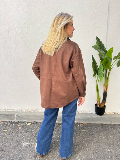 Sur chemise façon daim chocolat