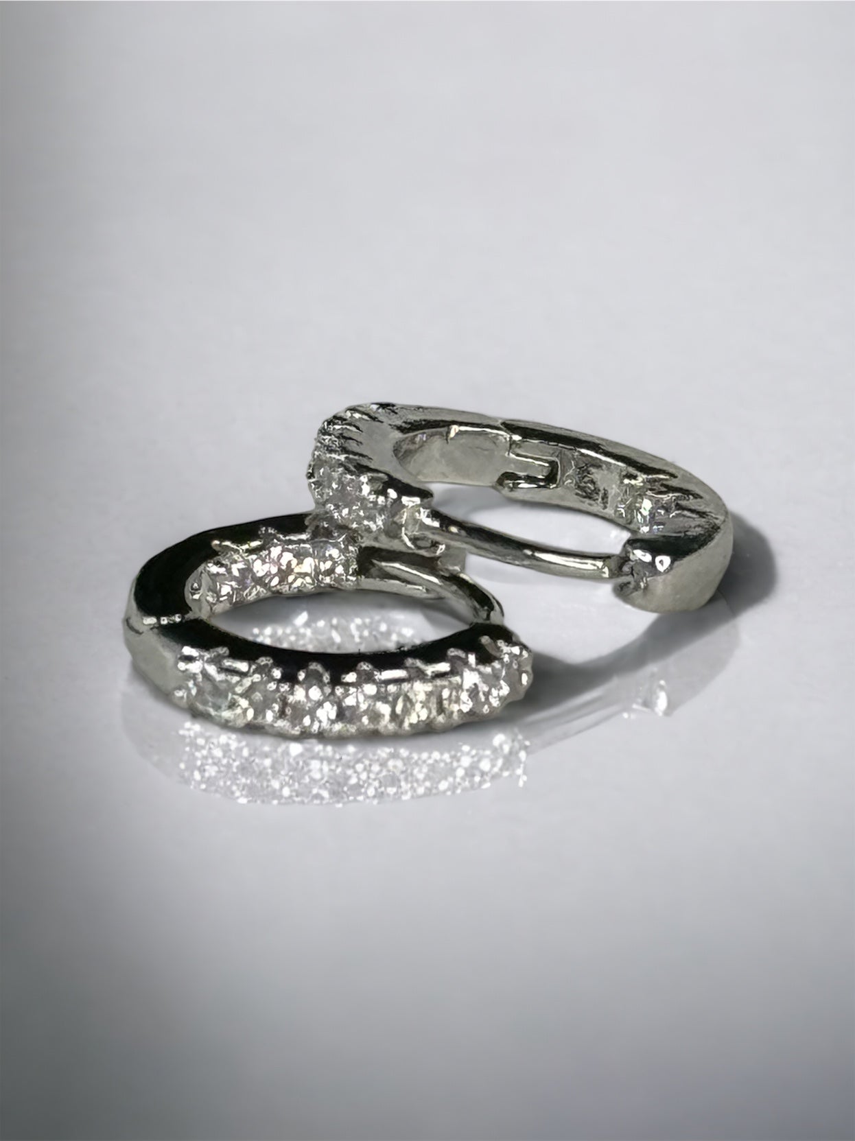 Boucle d’oreille petit anneau et strass gamme spacy ( disponible en doré et argenté )