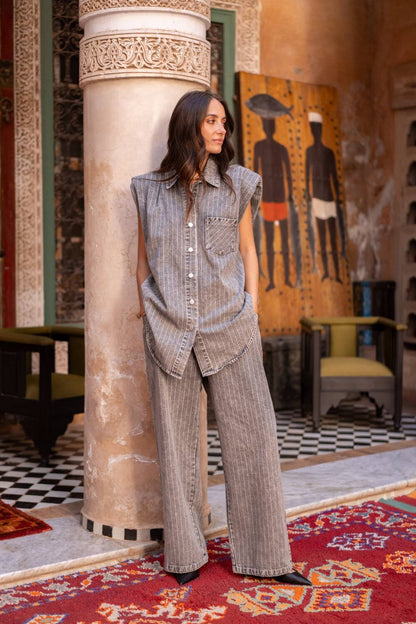 Veste sans manches oversize avec épaulette rayée grise