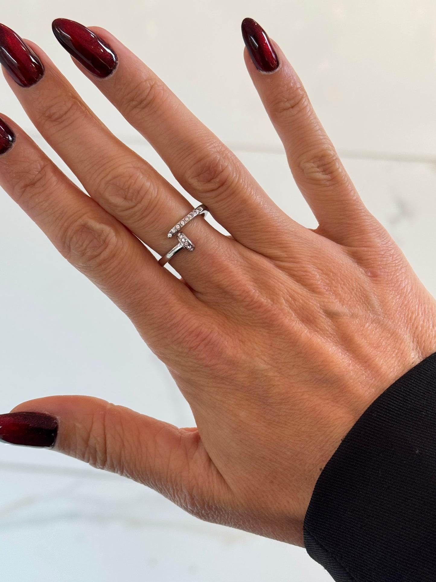 Bague design clou avec cristaux étincelants - Acier inoxydable réglable or ou argent