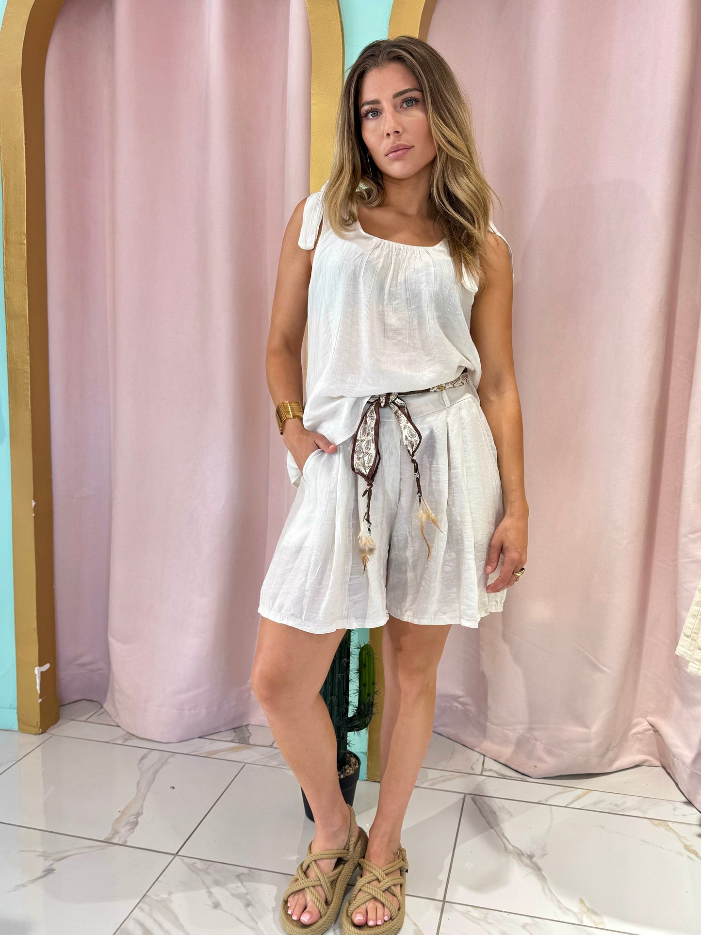 Short fluide léger bohème avec ceinture - blanc cassé
