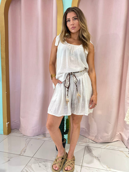 Short fluide léger bohème avec ceinture - blanc cassé