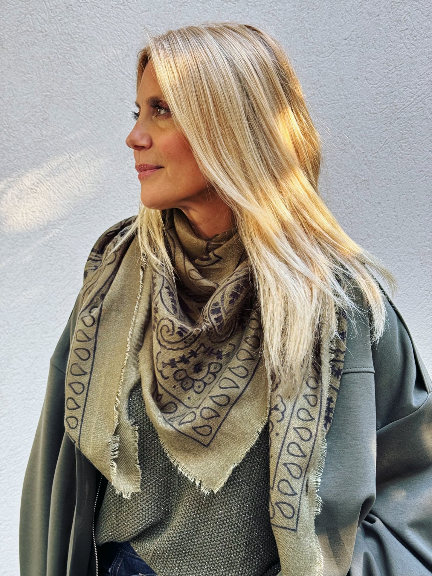 Grand chèche imprimé style bandana – kaki