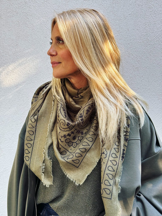 Grand chèche imprimé style bandana – kaki