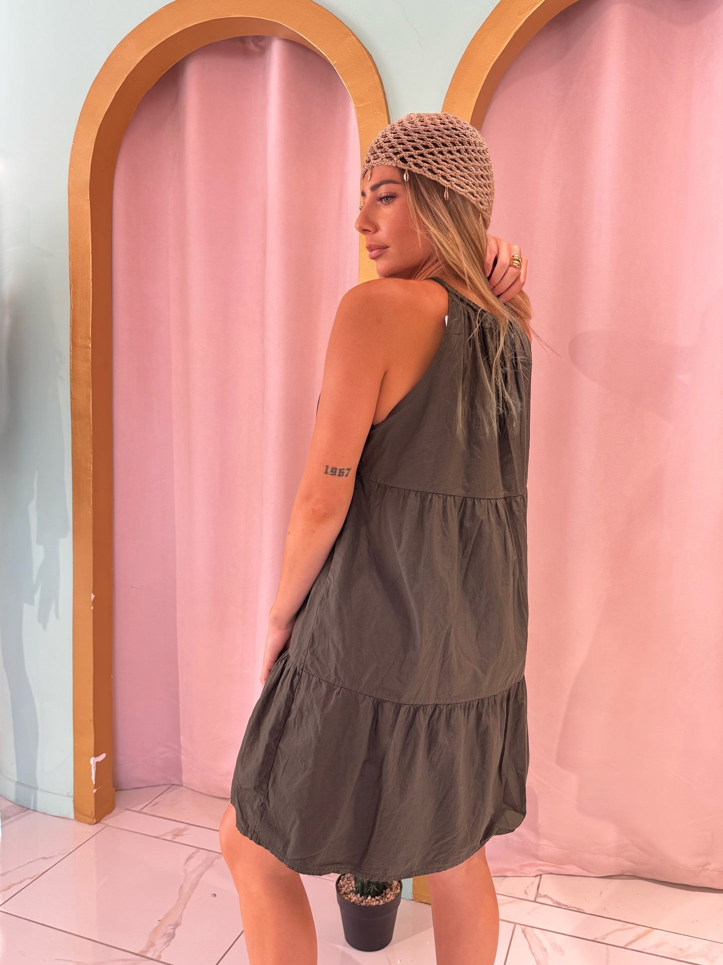 Robe en popeline de coton à encolure cloutée - kaki