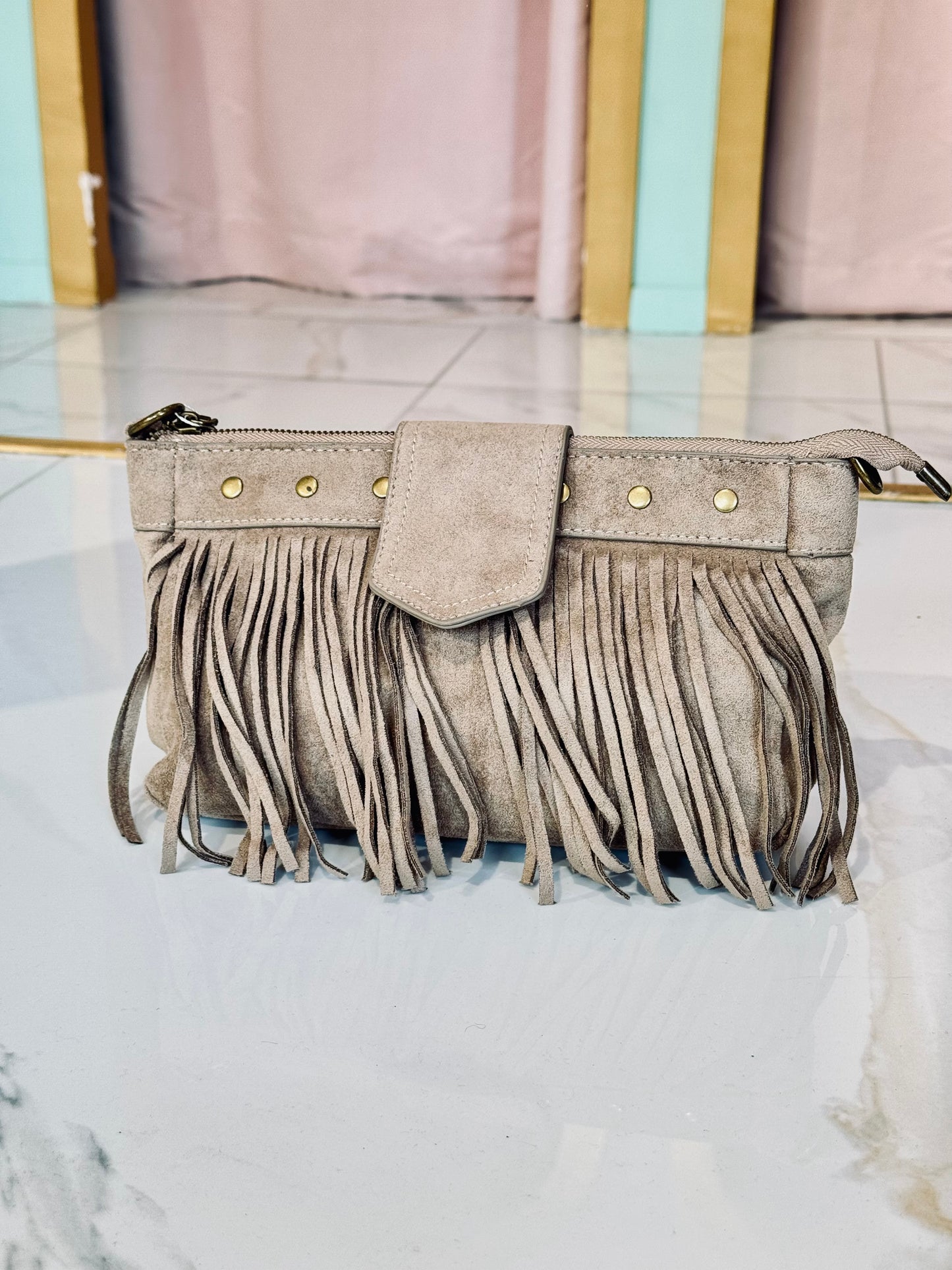 Sac pochette à franges – Bandoulière réglable – Façon nubuck beige