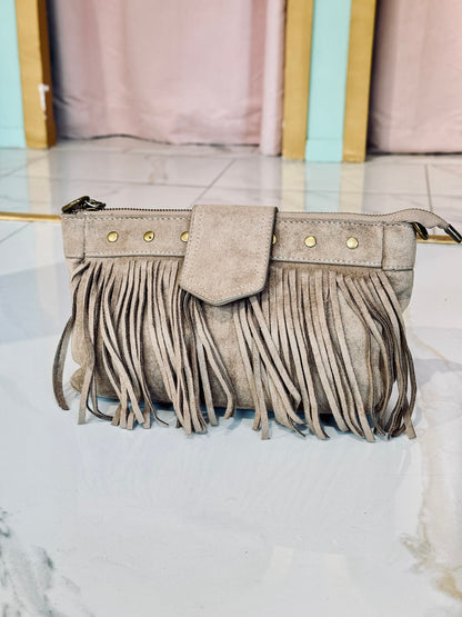 Sac pochette à franges – Bandoulière réglable – Façon nubuck beige