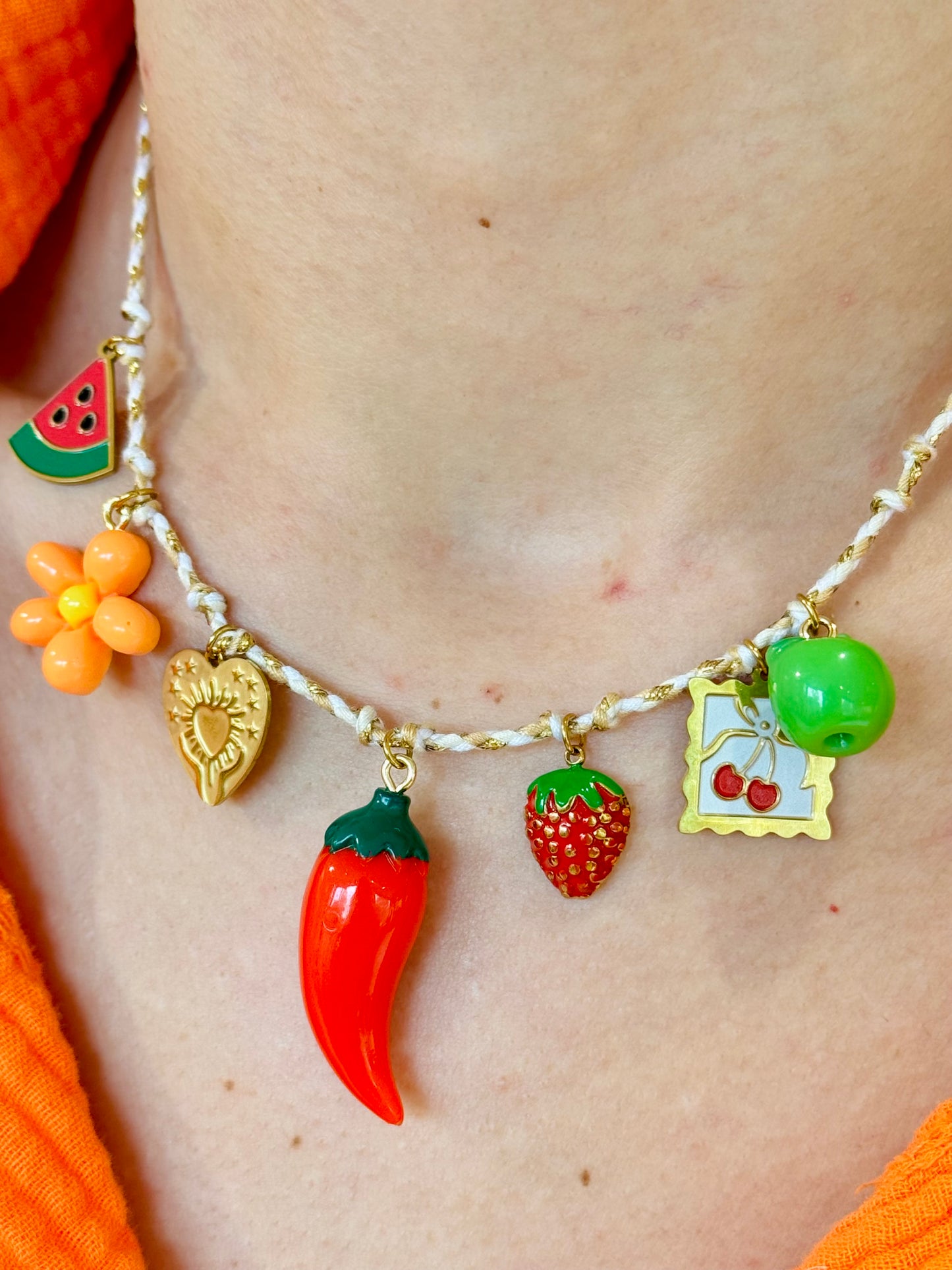 Collier charms sur cordon piment & compagnie