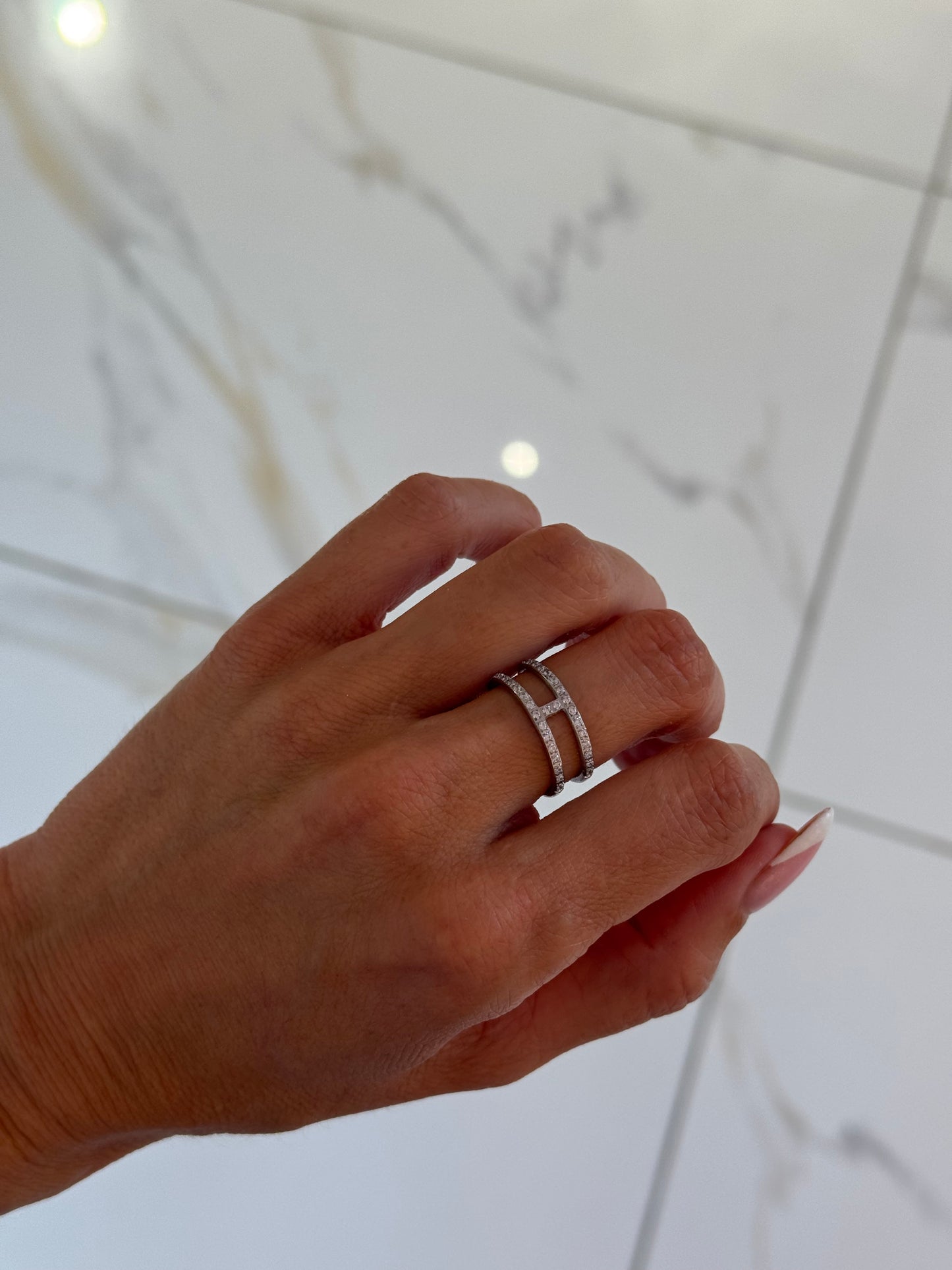 Bague H fine et strass