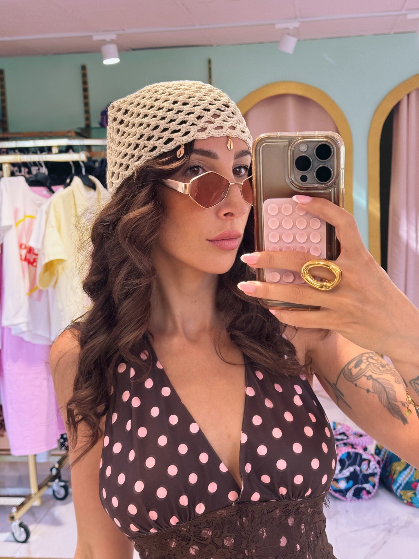 Bonnet filet avec coquillage coloris beige