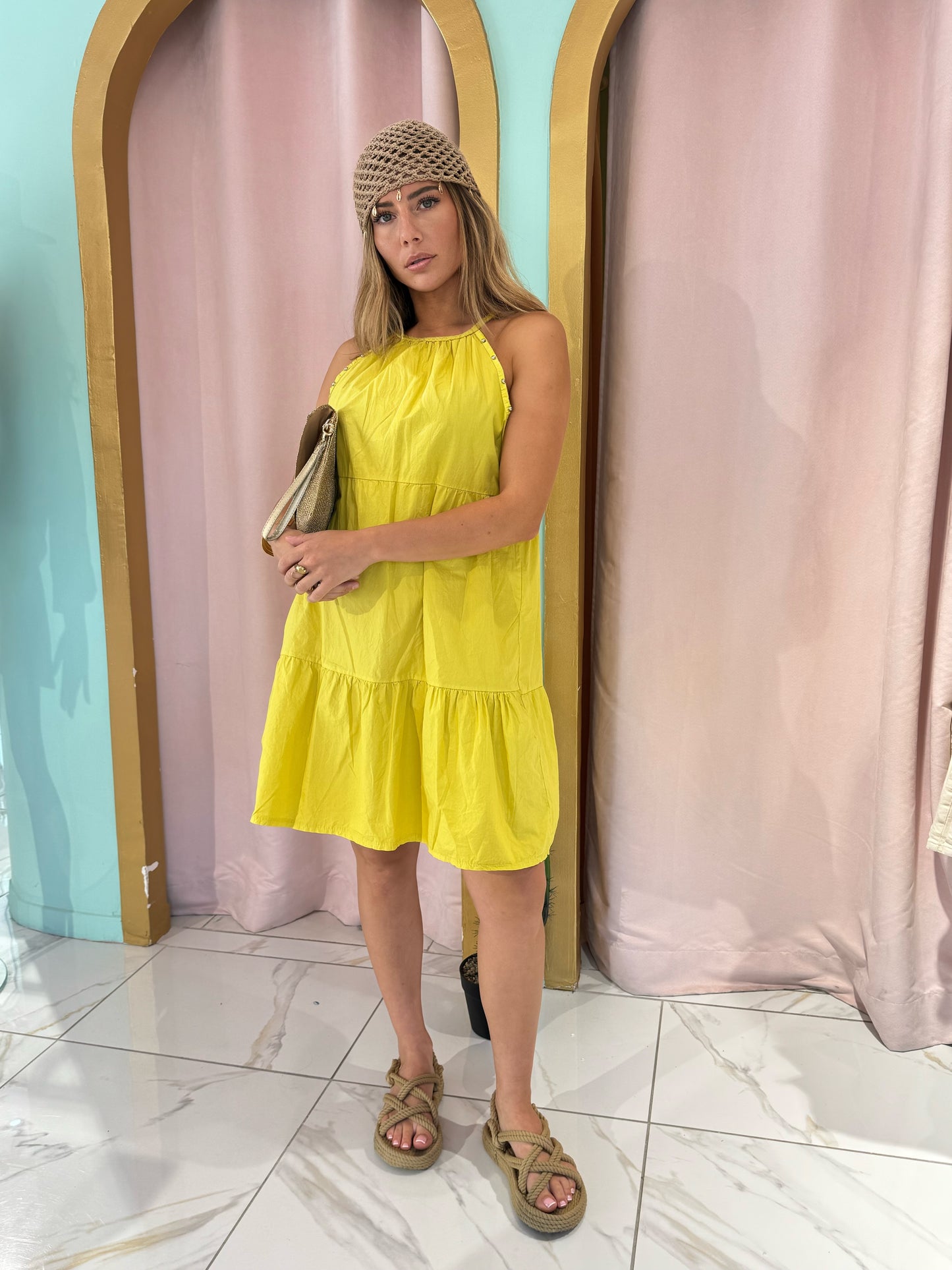 Robe en popeline de coton à encolure cloutée - jaune