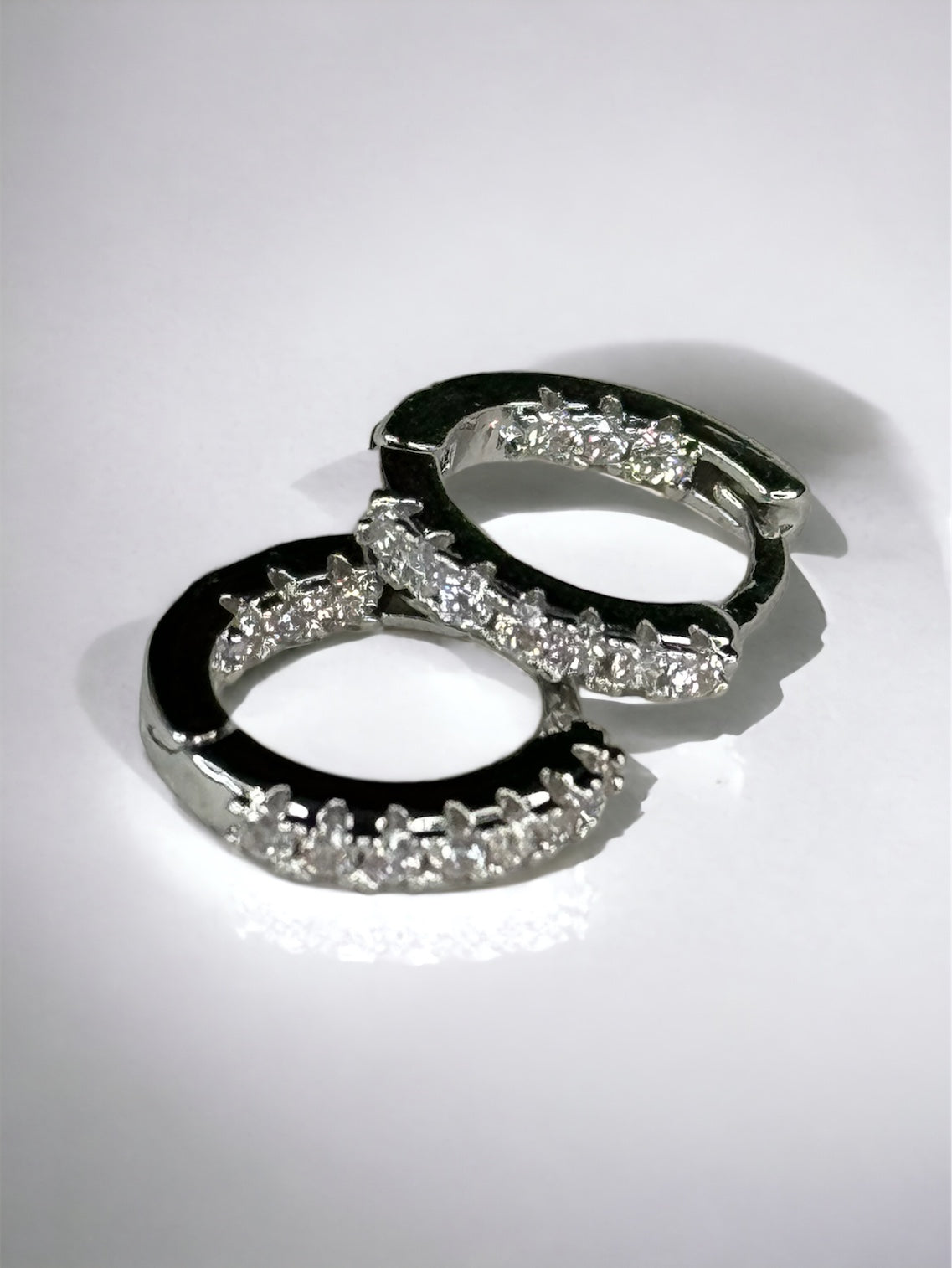 Boucle d’oreille petit anneau et strass gamme spacy ( disponible en doré et argenté )