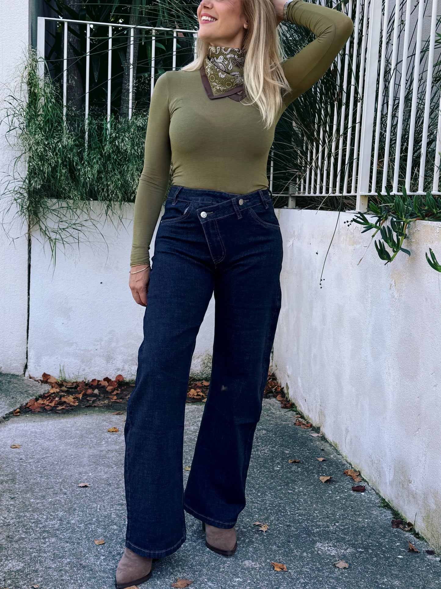 Jean brut asymétrique – coupe ballon