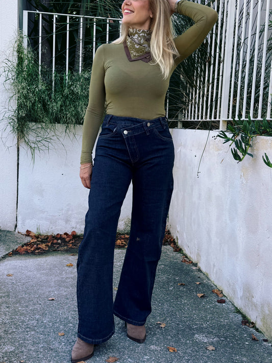 Jean brut asymétrique – coupe ballon