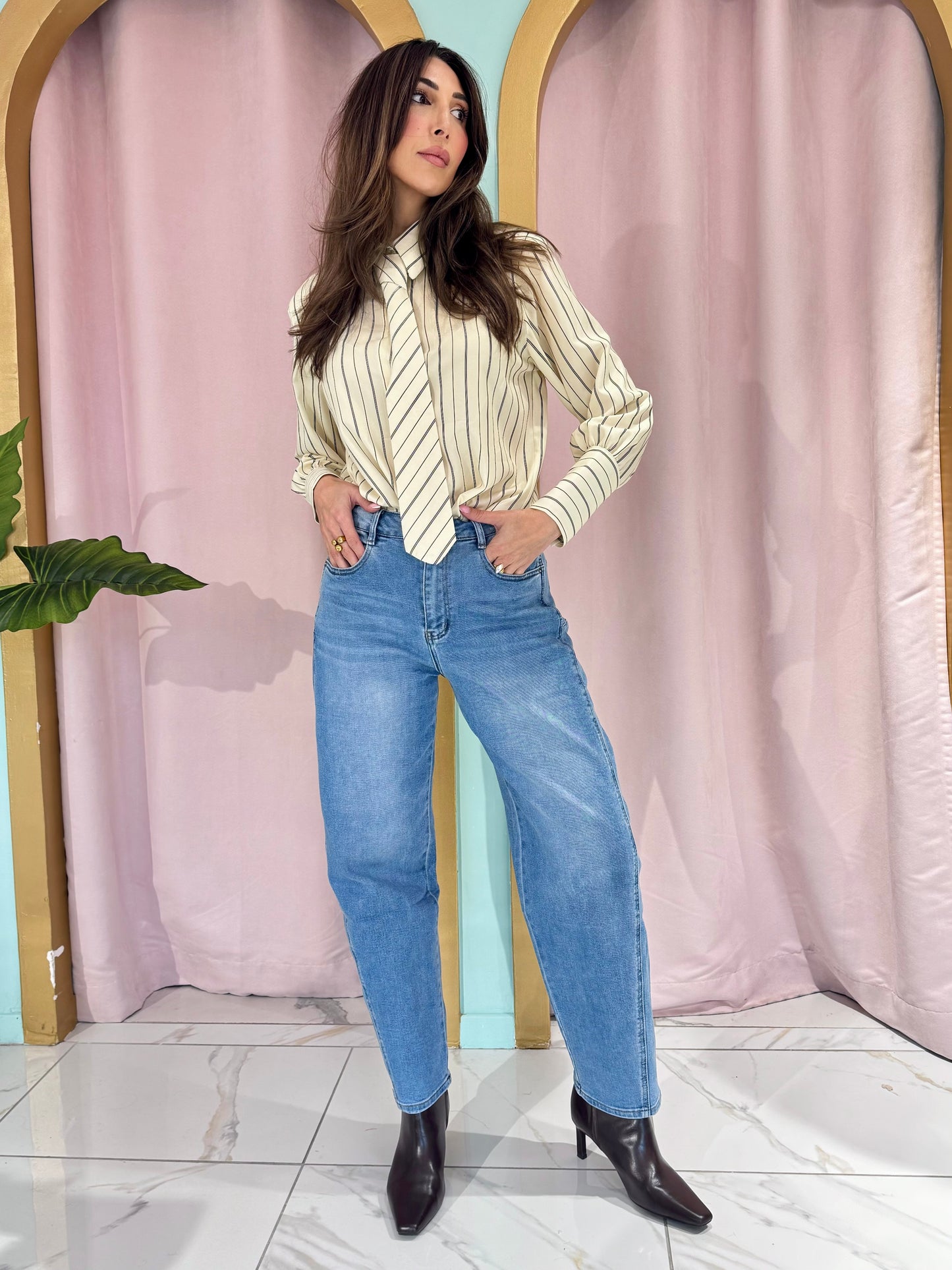 Chemise rayée avec épaulettes et cravate jaune