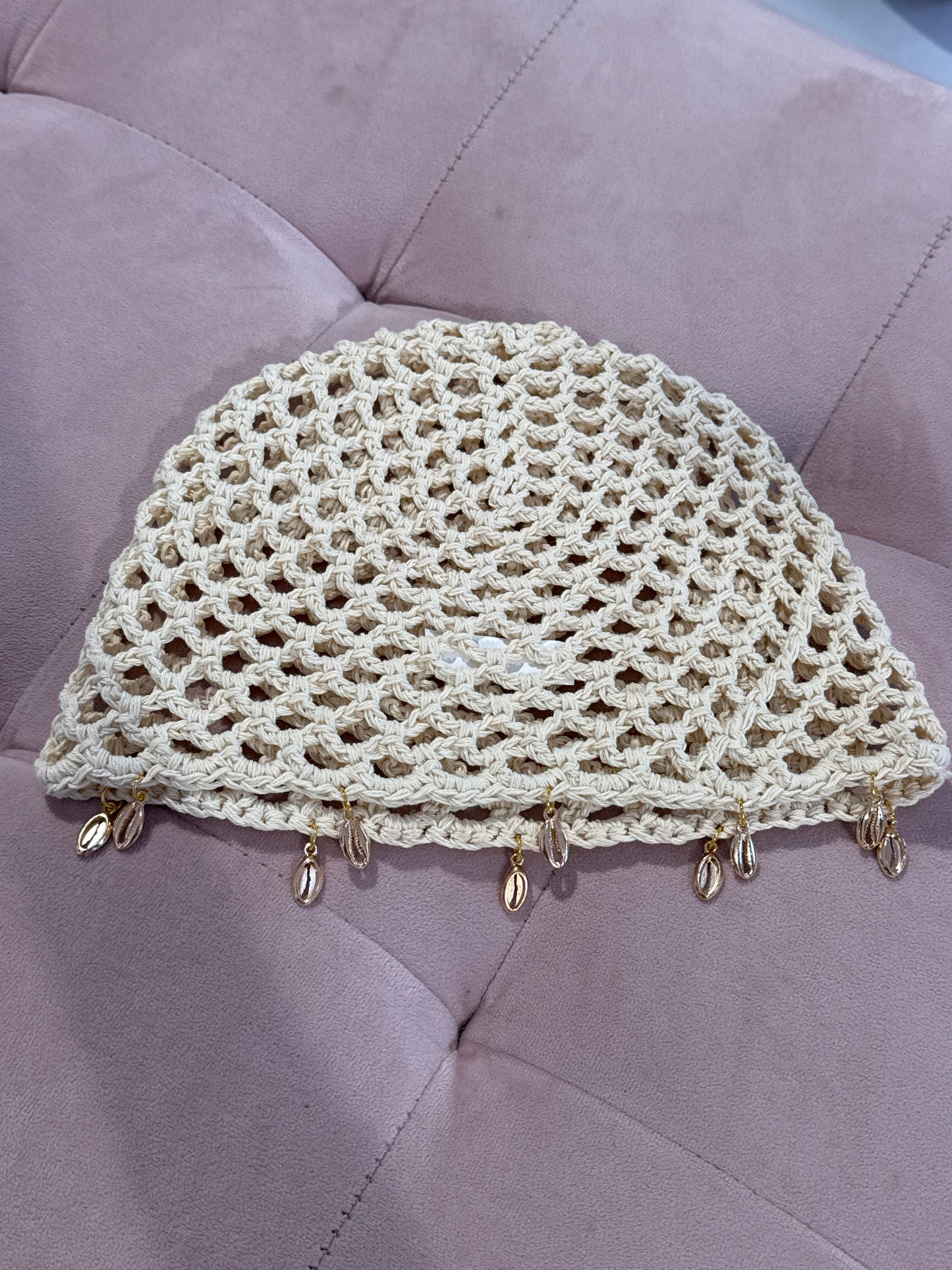 Bonnet filet avec coquillage coloris beige