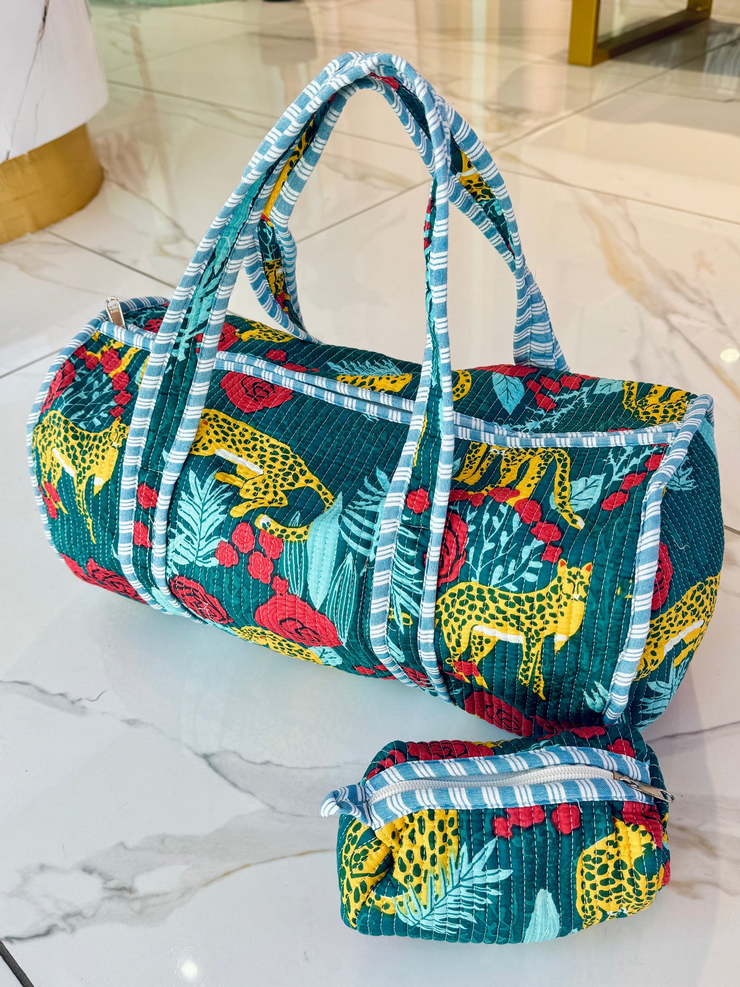 Sac week-end matelassé + pochette offerte - vert & tigre