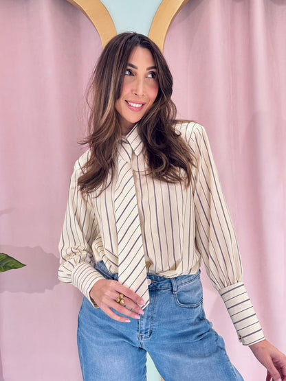 Chemise rayée avec épaulettes et cravate jaune