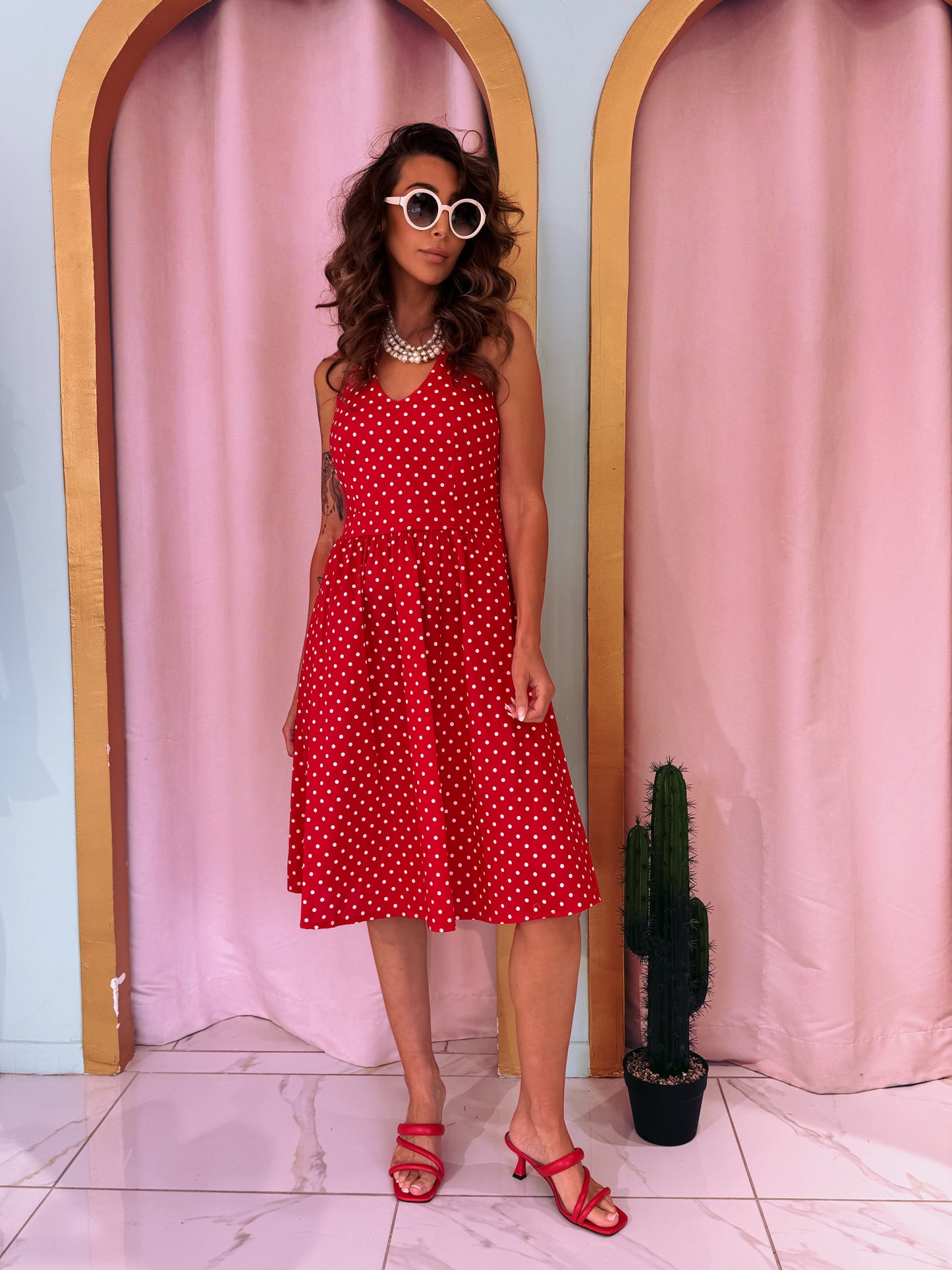 Robe à pois longueur midi en popeline de coton - rouge
