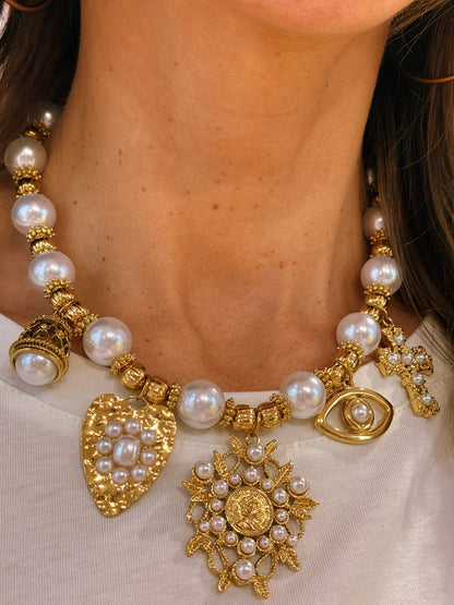 Collier grosses perles &  multi charms