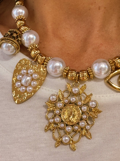 Collier grosses perles &  multi charms