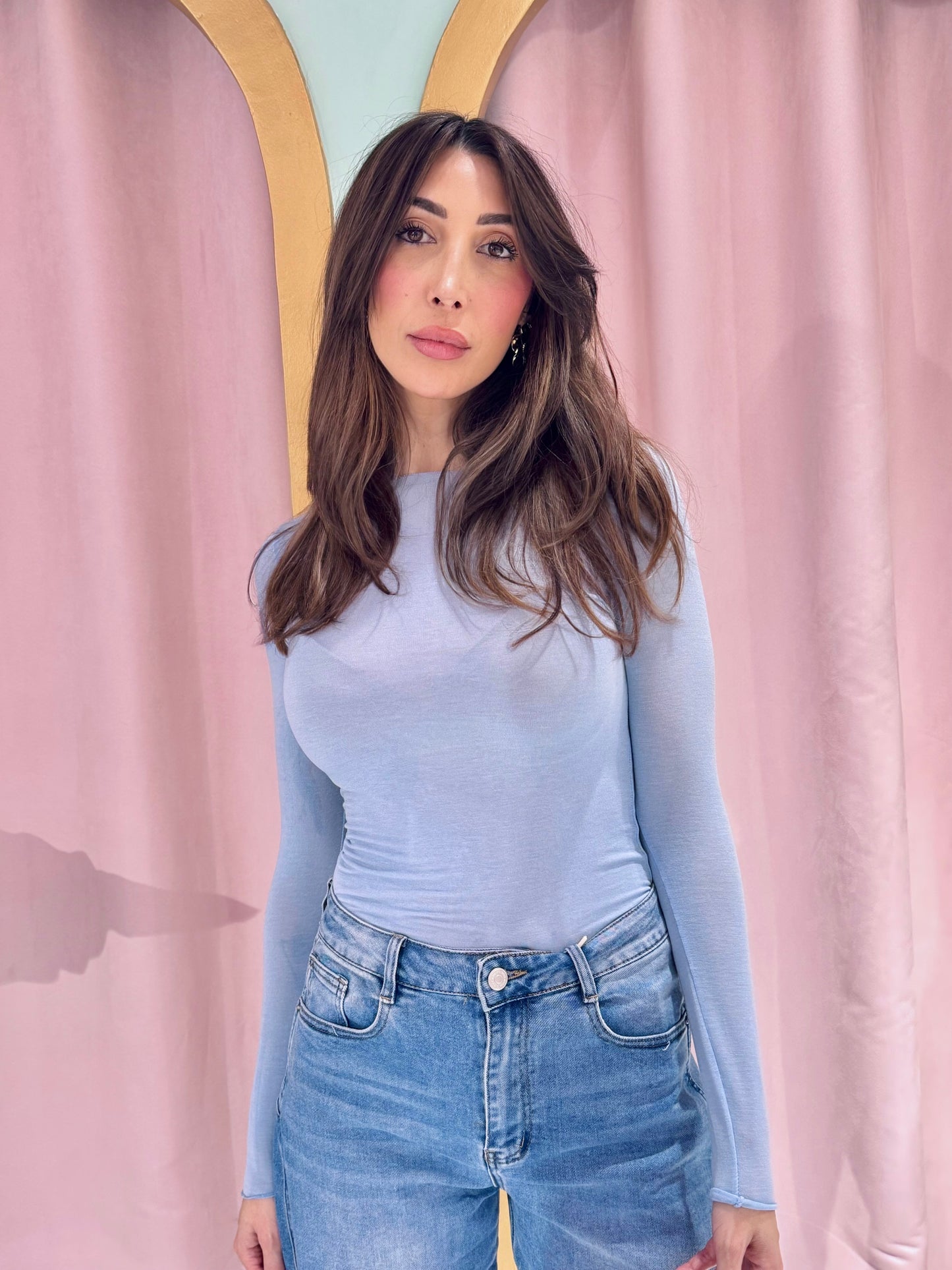 Top moulant en cachemire bleu ciel