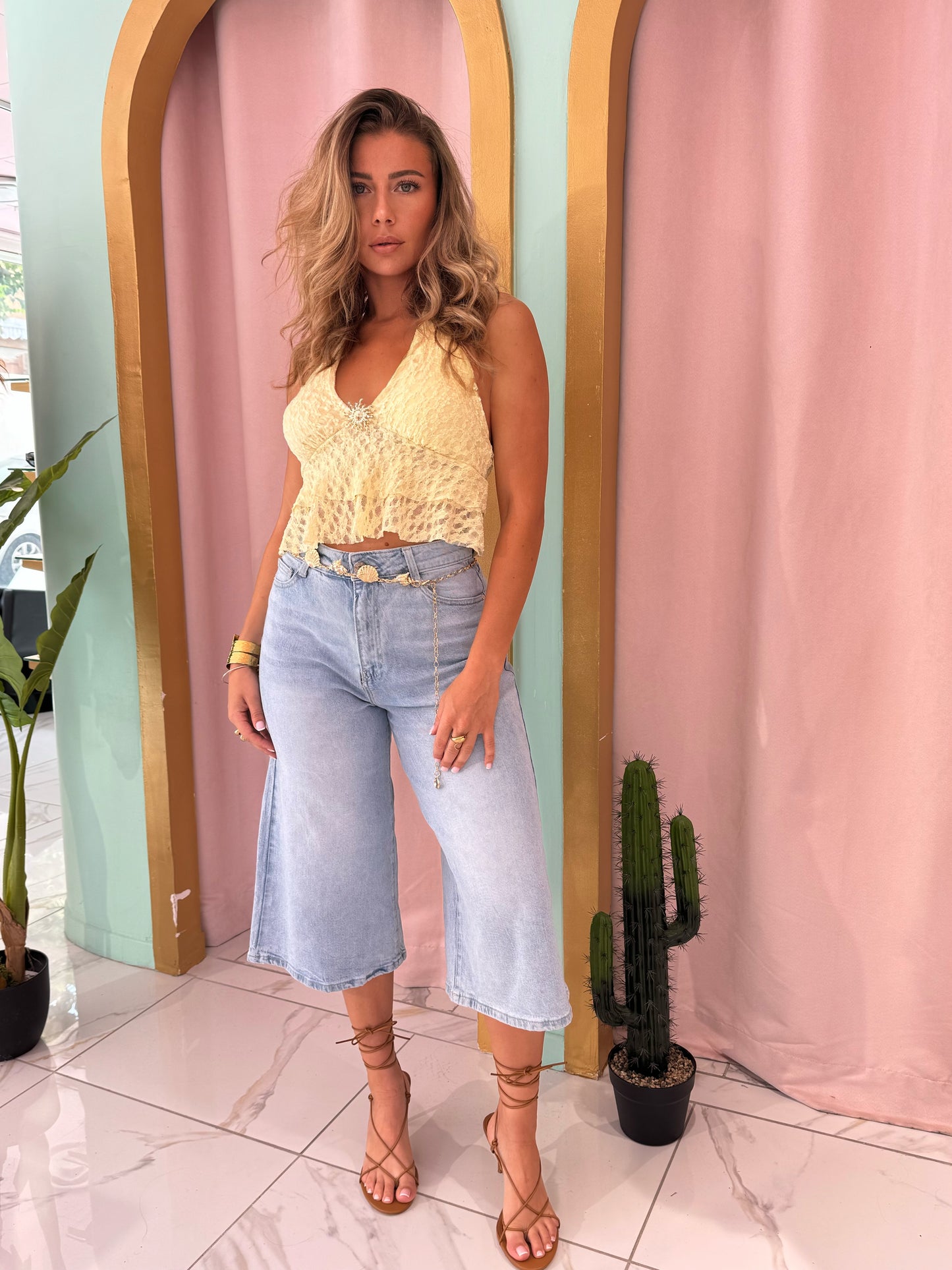 Top dentelle avec broche soleil- jaune