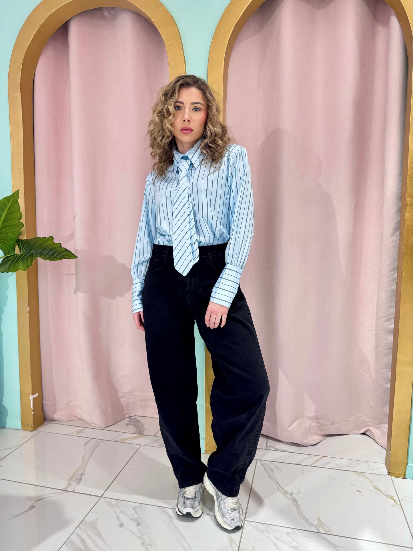 Chemise rayée avec épaulettes et cravate bleu