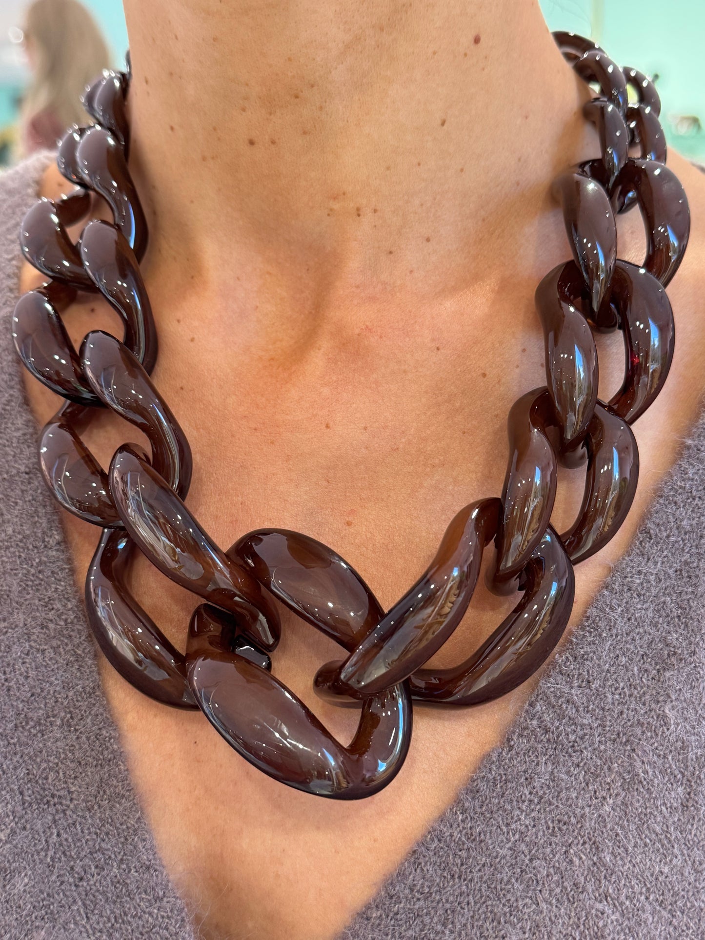 Collier maillon xl en résine chocolat