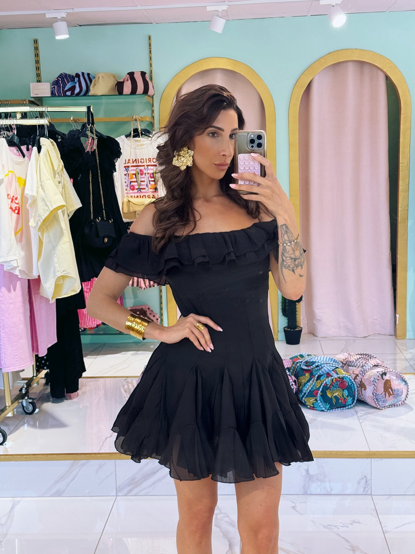 Robe noire patineuse avec manches volantées