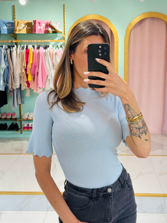 Top moulant details vague bleu ciel