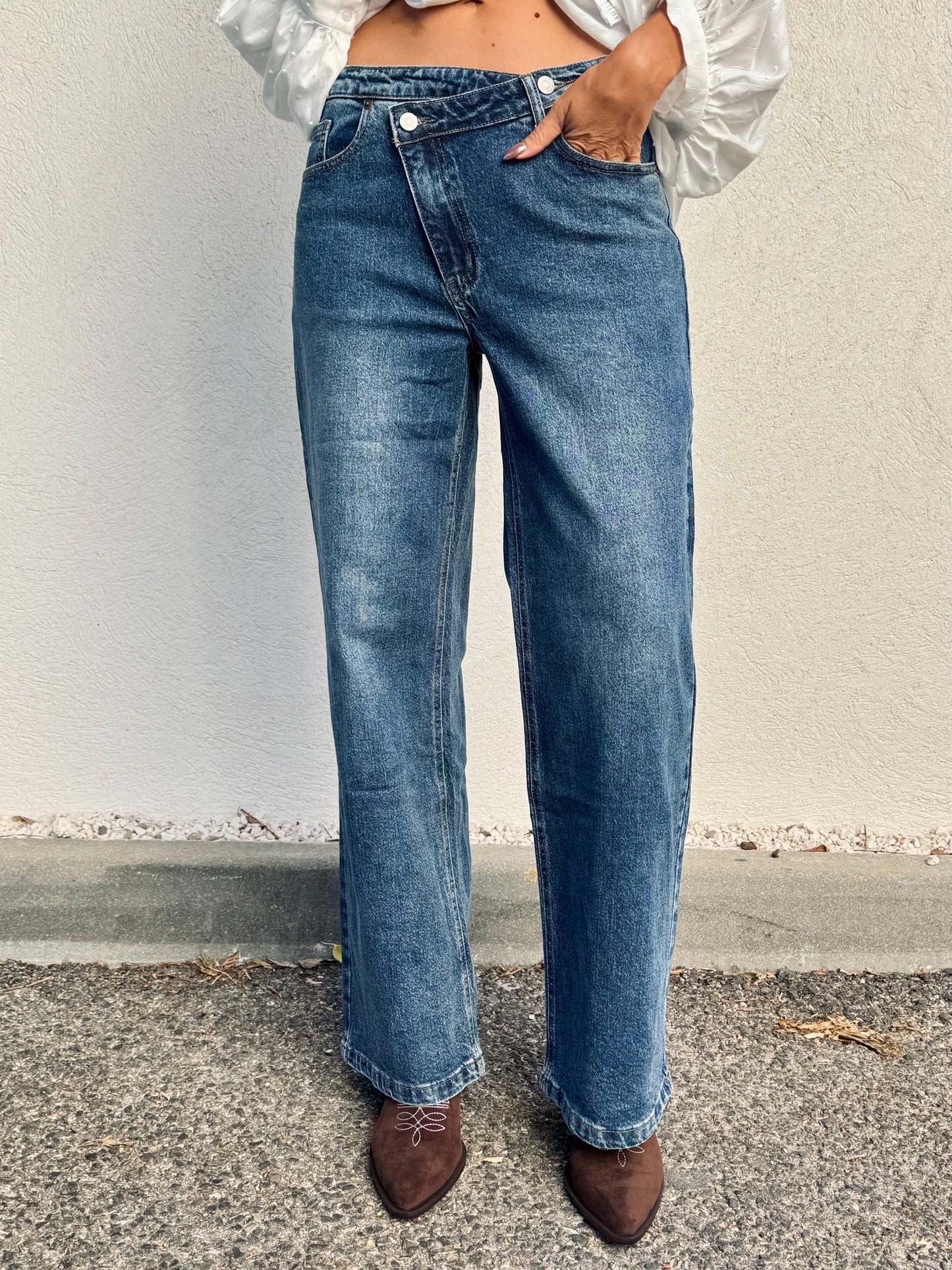Jean Wide Leg – Boutons croisés – Coloris brut avec surpiqûres camel