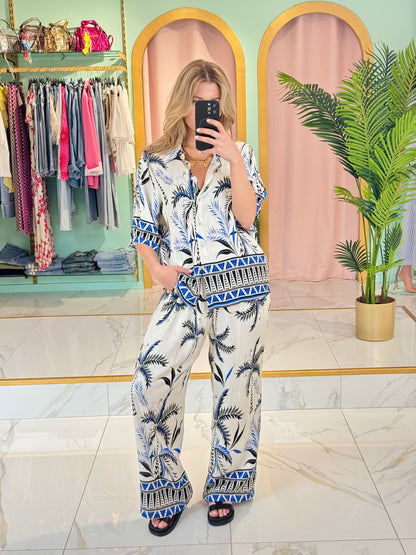 Ensemble estival imprimé palmiers – Chemise + pantalon fluide coloris bleu