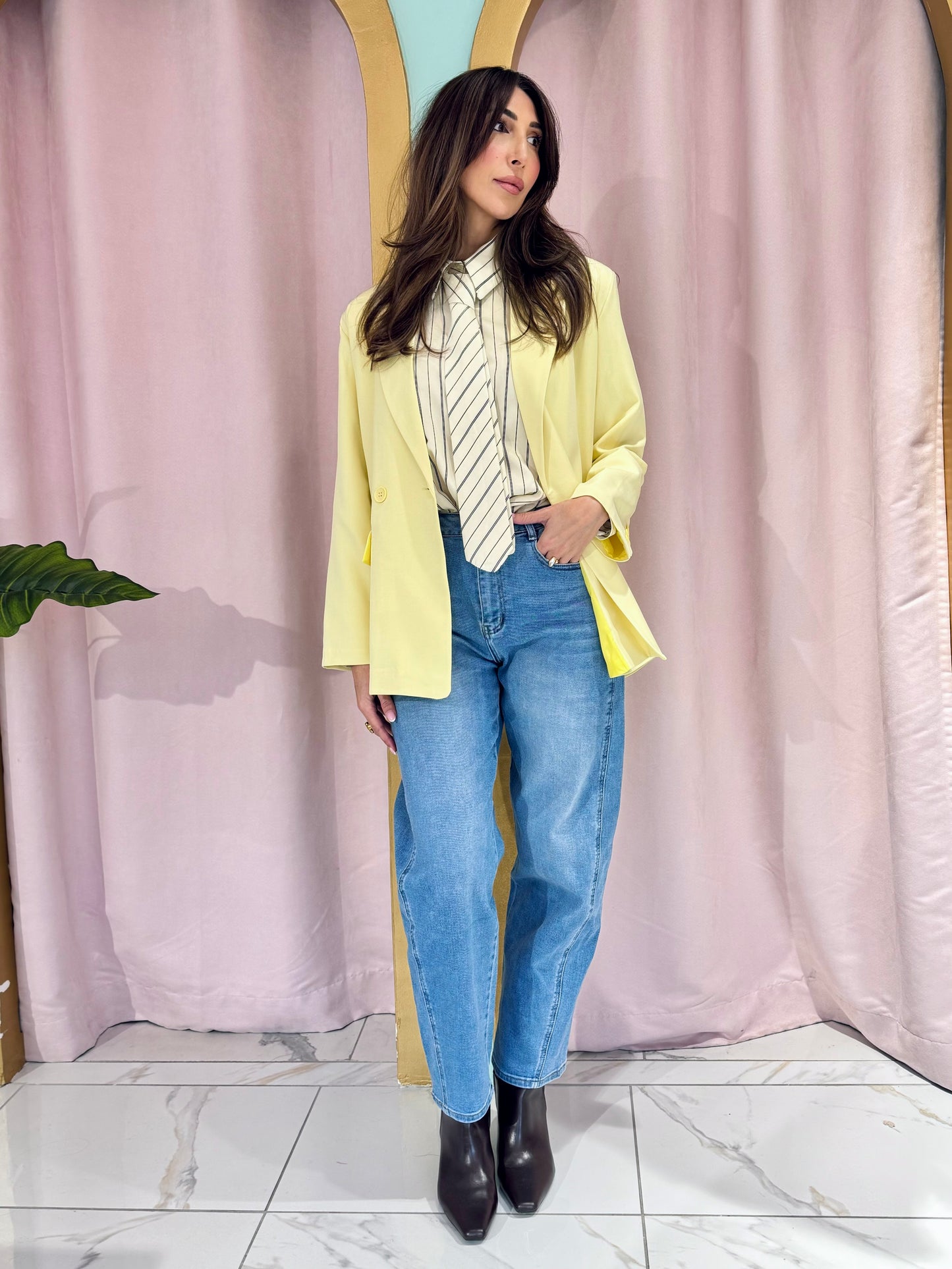 Chemise rayée avec épaulettes et cravate jaune