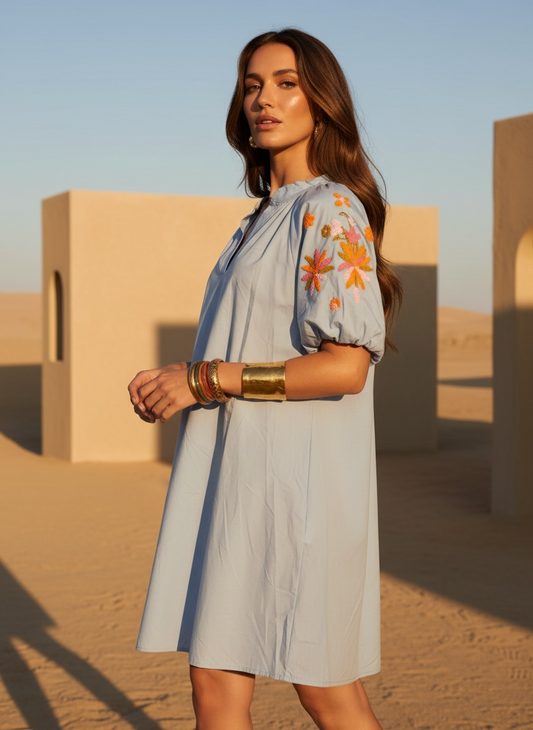 Robe en popeline de coton avec manches  bouffantes brodées - bleu ciel