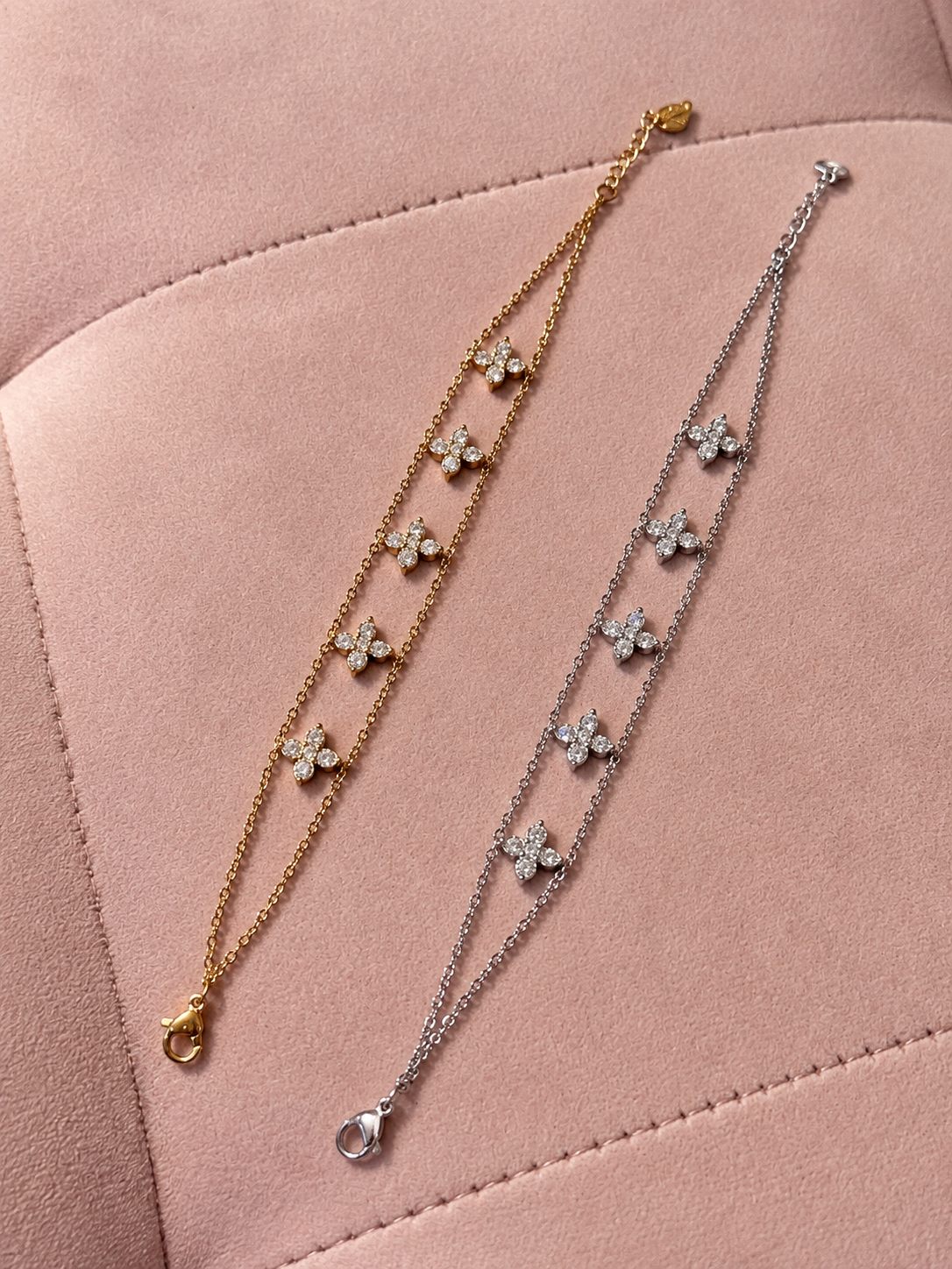 Bracelet double chaîne avec trèfles à 4 feuilles