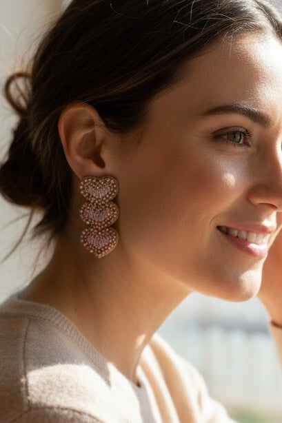Boucles d’oreilles brodées à la main- cascade de cœur rose