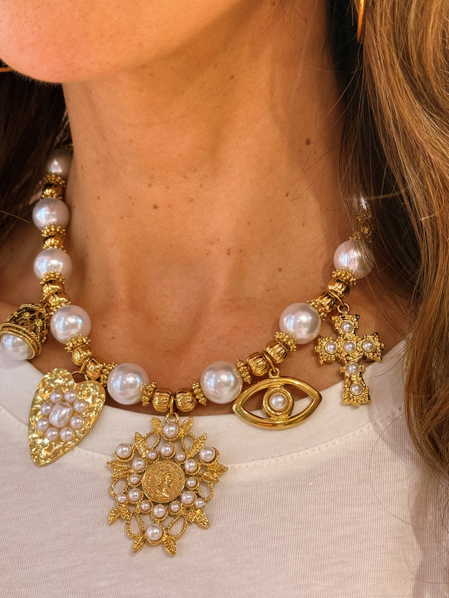 Collier grosses perles &  multi charms