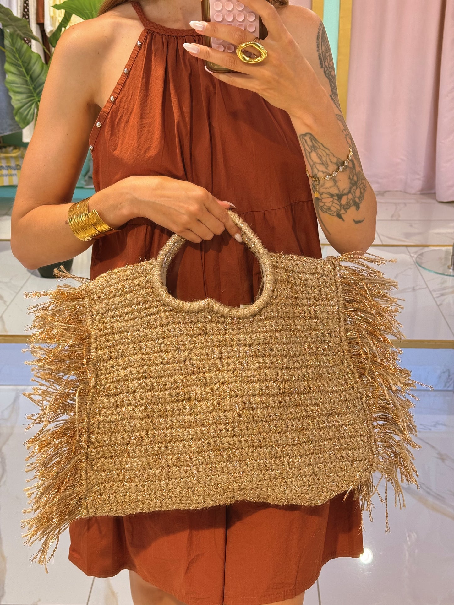 Sac panier en osier fils brillants or avec anses cœurs et franges