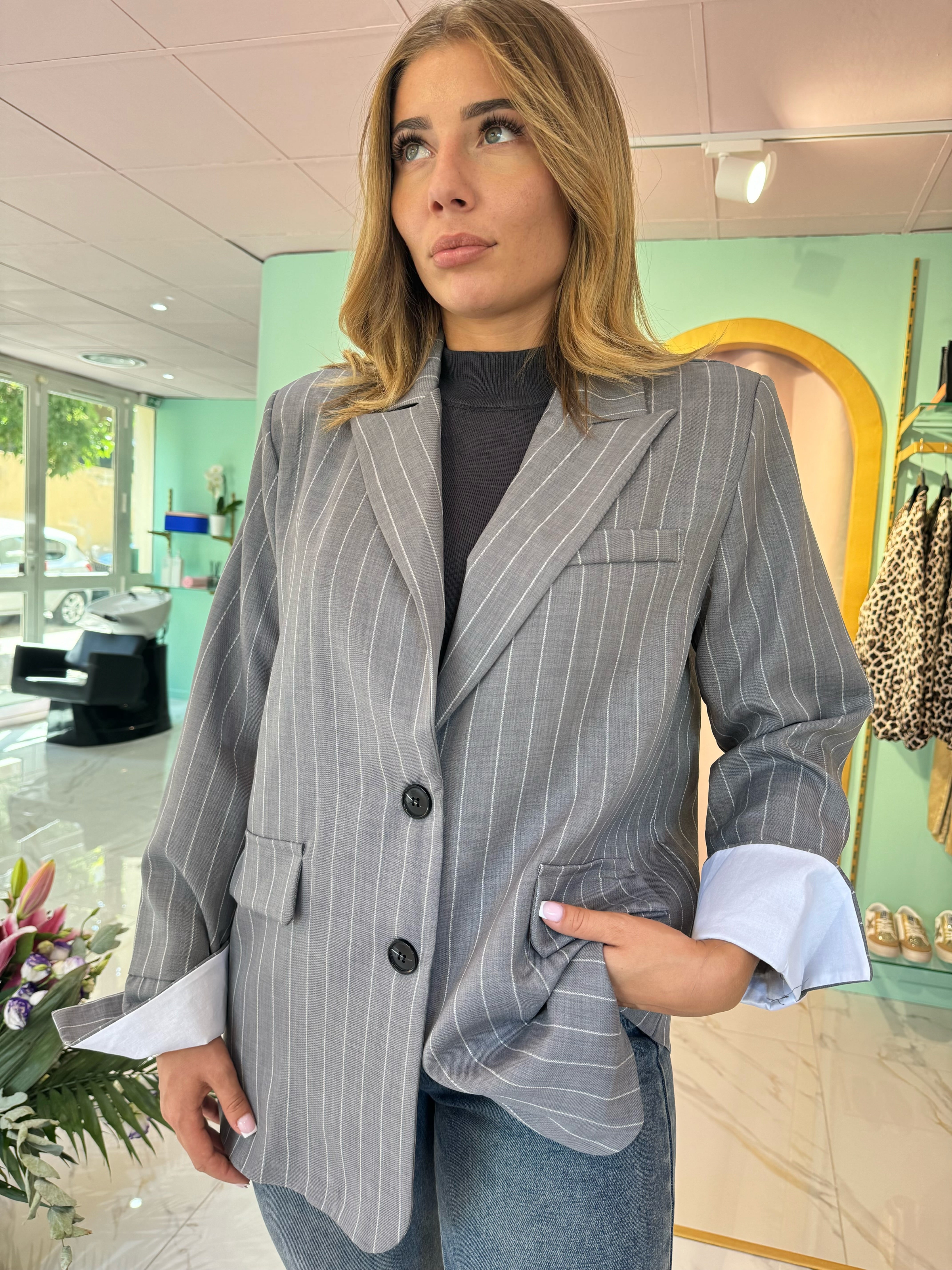 Veste Tailleur Oversize grise a Rayures avec Revers Blanc